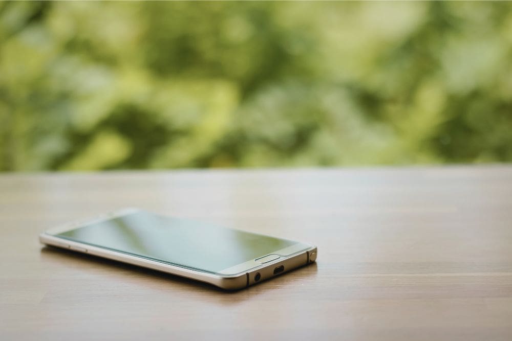 Person practicing mindful smartphone use to reduce screen time and support mental health